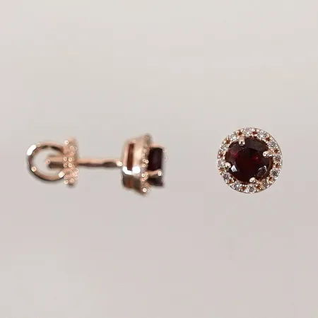 Örhängen med granat (Ø4.5mm) med vita stenar längd: 1.5mm 14k skruvbussar. Vikt: 2,2 g
