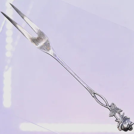Gaffel längd 14 cm graverad silver 830/1000. Vikt: 10,8 g