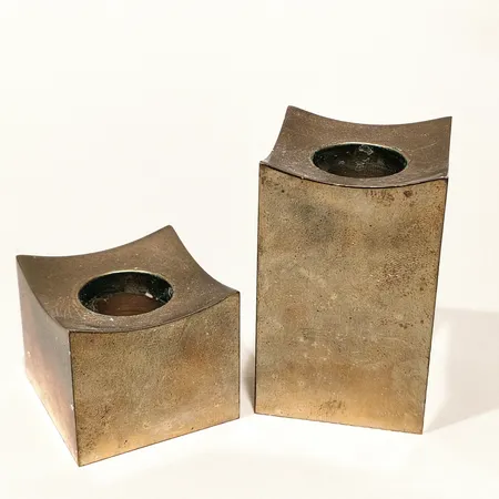 Två mässingsljusstakar höjd 3,5cm + 6,5mm bredd 4cm, Metallslöjden Gusum 1981 signerade BK Skickas med paket.