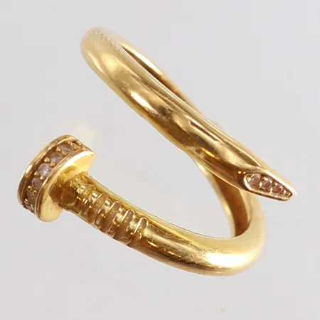 Ring med vita stenar stl:16¾ bredd 2,8-14mm skev 21K. OBS! Ej märkes design!  Vikt: 3,6 g