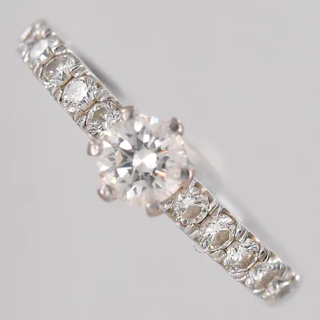 Ring med diamanter ca 0,68ctv stl:17½ GHA 18K Vikt: 4,1 g