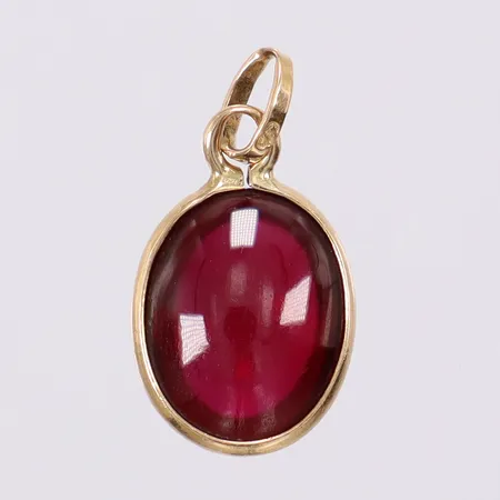 Hänge med röd sten längd: ca 1,6cm bredd: ca 8mm 18K Vikt: 0,8 g