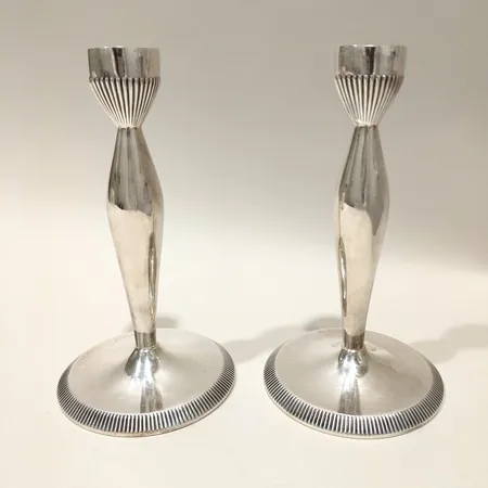 Ett par ljusstakar höjd ca 17cm med metallbotten silver 925/1000 bruttovikt 282,4g Vikt: 282,3 g