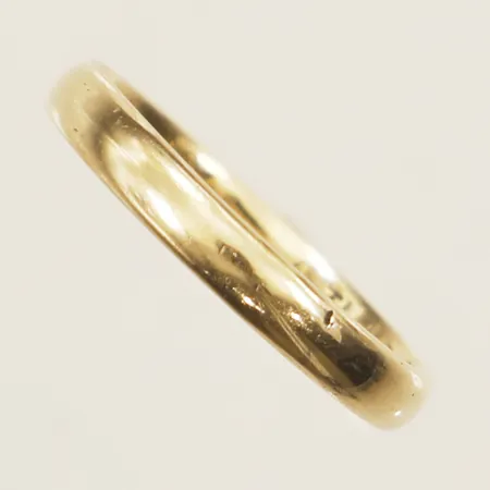 Ring stl:16 gravyr skev skena 18K Vikt: 2,1 g
