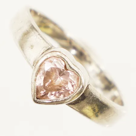 Ring med rosa sten hjärta stl:15 bredd 6,7mm GHA silver 925/1000 Vikt: 1,6 g