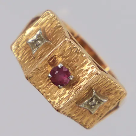 Ring med stenar stl:16¾, bredd 8,7mm, 18K  Vikt: 2,6 g