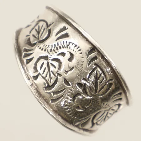 Ring stl:18½ bredd 4,5mm silver 925/1000 Vikt: 3,4 g