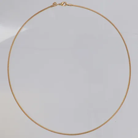 Collier längd ca 44cm, halvstelt, bredd 1,6mm, gulmetall. 