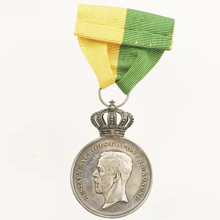 Medalj Kungliga Patriotiska Sällskapet, Ø41,5mm år 1942 gravyr band etui silver 925/1000 bruttovikt 22,3g Vikt: 22,3 g