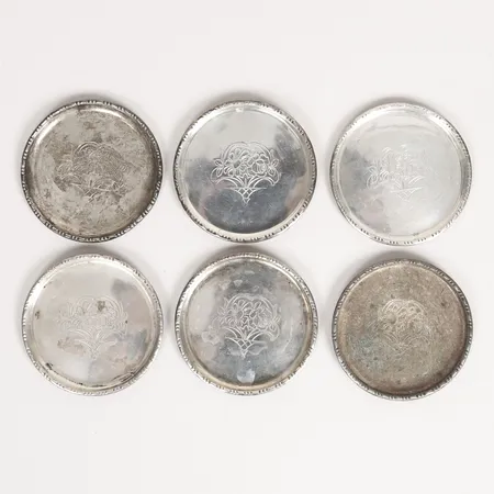 Sex coasters med dekor i relief, Ø67mm, silver 830/1000 Vikt: 74,7 g