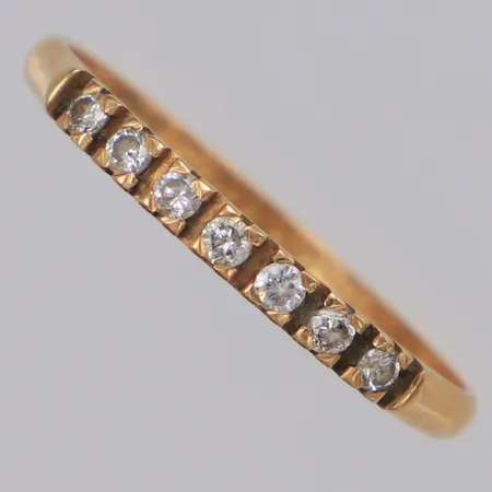 Ring halvallians med diamanter 7x ca 0,02ct stl:18, bredd 2mm, Alton Falköping 1994, gravyr, 18K Vikt: 1,2 g