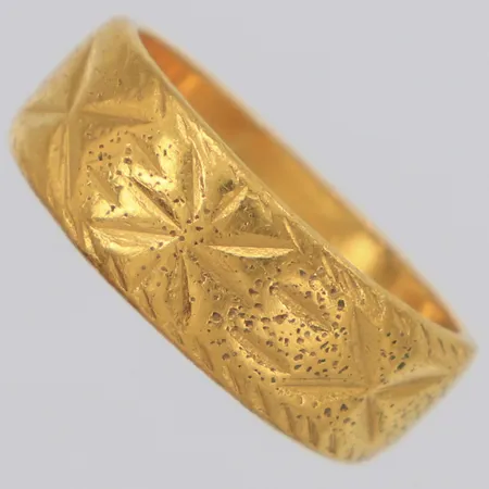 Ring med mönsterdekor stl:15½, bredd 6,7mm, skev, 23K Vikt: 6,1 g