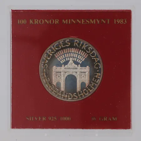 Minnesmynt Helgeandsholmen 1983 100kr, Ø32mm, repigt plastetui, silver 925/1000 Vikt: 16 g