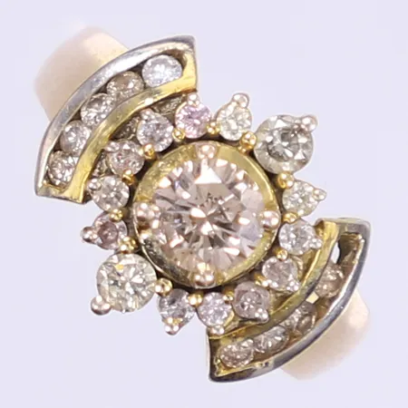 Ring med brun diamant 1x ca0,50ct 2xca 0,06ct 20x ca0,01ct stl:17¼ bredd 3-14mm, defekt saknar en sten, åldersbetingat slitage, 14K  Vikt: 4,6 g