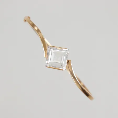 Armring med bergkristall, Ø 62x50mm, bredd 2,7-16,5mm, öppningsbart, enstaka ojämnhet, litet nagg på stenen, Heribert Engelbert AB, Stockholm 1954, 18K Vikt: 10,6 g