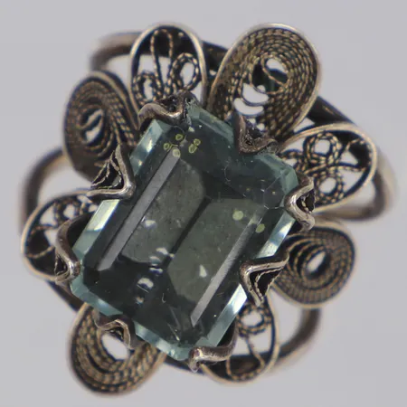 Ring i filigranarbete med ljust turkos sten, troligen glas, stl:16½, bredd 25mm, ostämplad, silver Vikt: 6,6 g