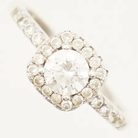 Ring med vita stenar stl:15¾ bredd 7,7mm GHA silver 925/1000 Vikt: 2,3 g