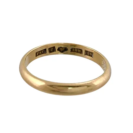 Ring i 18K guld, slät modell, gravyr Vikt: 4,6 g