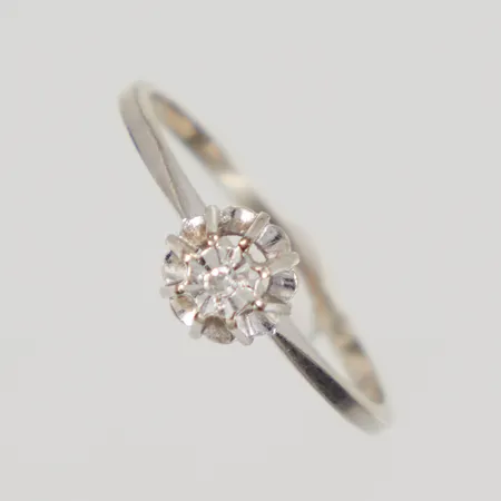 Ring med åttkantsslipad diamant 1x ca 0,01ct, stl 17, bredd 1,3-5,9mm, vitguld, 18K Vikt: 1,4 g