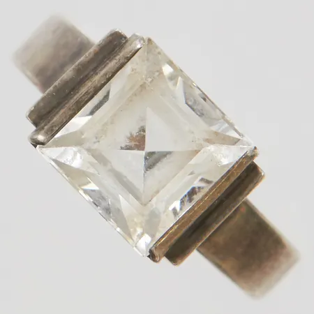 Ring med bergkristall stl:17¾, bredd: 3-9mm, Ystad, 1955, silver 925/1000 Vikt: 5,6 g