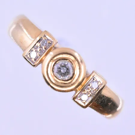 Ring med vita stenar stl:16¾, bredd 3-6 mm, 18K. Vikt: 2,3 g