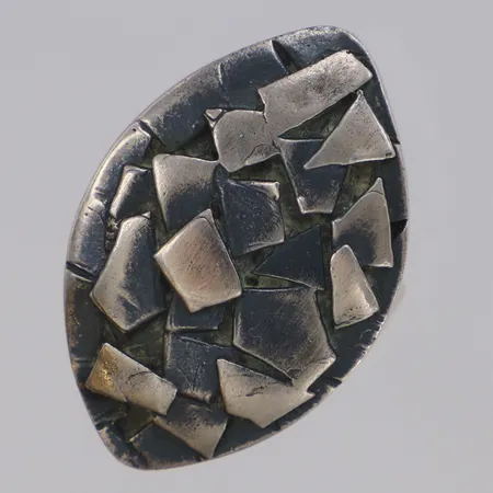 Ring med dekor i relief stl:17¼, bredd 29mm, 925/1000 silver Vikt: 10,7 g