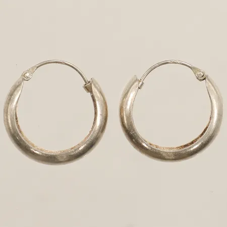 Ett par örhängen creoler Ø16,8mm bredd 4,8mm silver  Vikt: 1,5 g