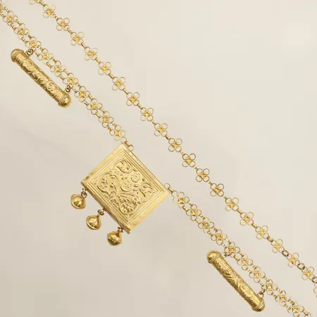 Collier med turkos längd ca 50cm, bredd 8,5mm-36,5mm, bucklig ej öppningsbar 21K Vikt: 37,4 g