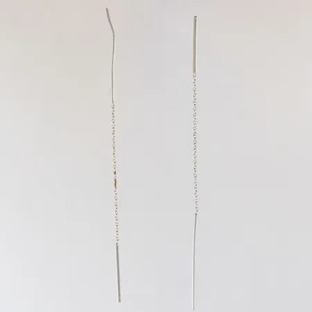 Ett par örhängen 103x1,2mm skevt stift Silver 925/1000. Vikt: 1,2 g