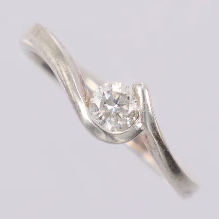 Ring med vit sten stl: ca 16¾ bredd: ca 2-6mm 925/1000 silver Vikt: 1,9 g