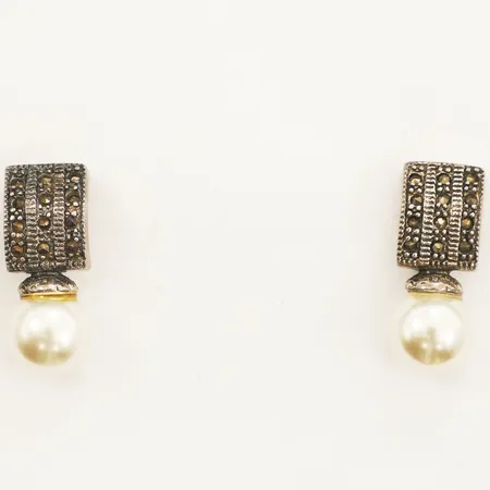 Ett par örhängen med markasiter och plastpärlor 19x7,6mm silver 925/1000 Vikt: 3,5 g