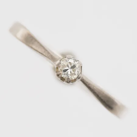 Ring med åttkantslipad diamant 1xca0,08ct stl:16¾, bredd 2-3,5mm, vitguld, skadade klor, spår av storleksändring, 18K Vikt: 1,9 g