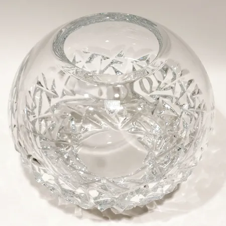 Vas Carat Globe Lena Bergström för Orrefors, höjd ca 17cm bredd ca 20cm, klarglas ettikettmärkt originalkartong  Skickas med postpaket.