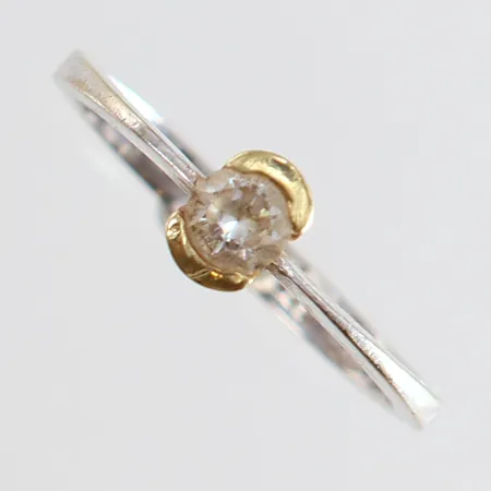 Ring med vit sten stl:18 bredd 1-6mm tvåfärgad 14K. Vikt: 2,9 g