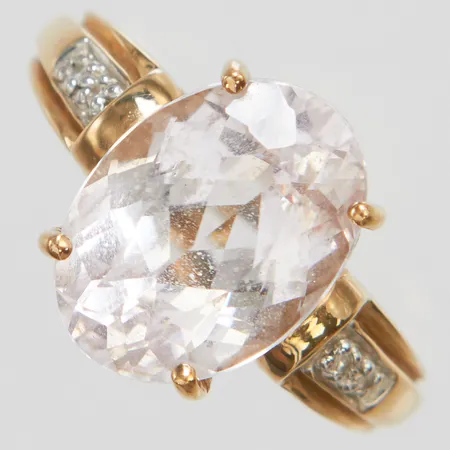 Ring med kunzit ca.13,5x9,9mm samt vita stenar, stl:17¼, bredd: 2-13,5mm, kunziten har en mycket ljusrosa ton, 9K Vikt: 5,4 g