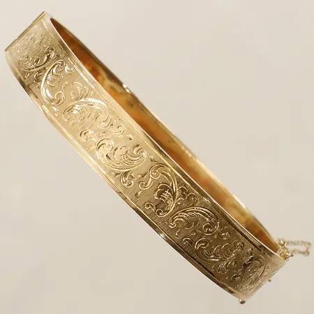 Stelt armband med dekor och säkerhetskedja Ø66mm tillverkad av Franzen B E år 1946 små ojämnheter 18K Vikt: 13,8 g