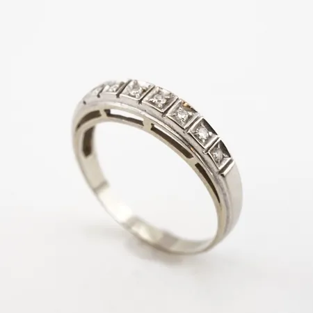 Ring m diamanter, vitguld, stl 19½(60), bredd 4mm, 18k Vikt: 2,8 g