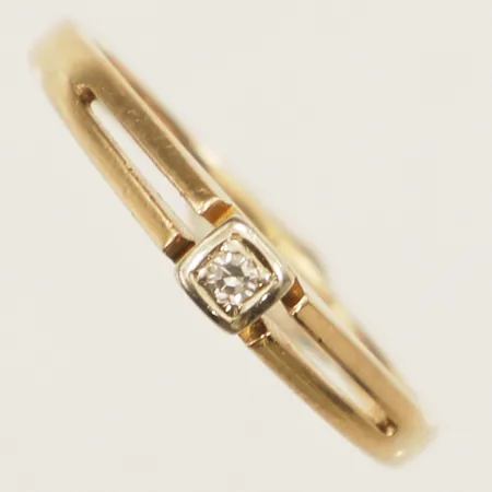 Ring med diamant ca0,02ct stl:16¼ bredd 3mm gravyr 18K Vikt: 1,8 g