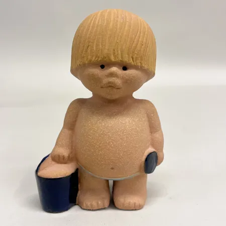 Figurin Väst Lisa Larson Rörstrand, ur serien All Världens Barn, höjd 13cm, stämplad i gods, delvis glaserat stengods, ojämnheter i glasyren, visst ytslitage