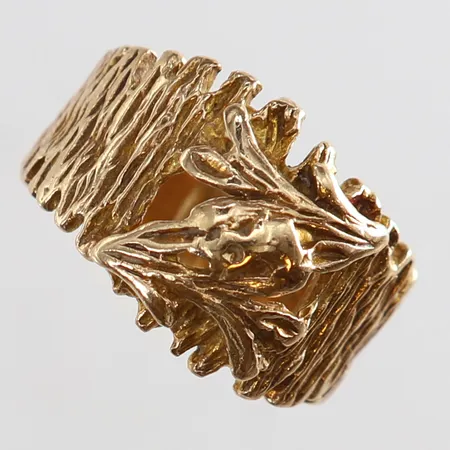 Ring med dekor stl:17¼ bredd 5-13,5mm 9K. Vikt: 5,3 g