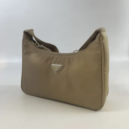 Väska Prada Re-edition 2000 Re-Nylon and Saffiano mini bag, tessuto deserto, 22x18x6cm, certifikat daterat 2022-04-23, kvitto från Prada Birger Jarlgatan daterat 2022-04-23, dustbag, kartong, påse.