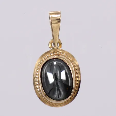 Hänge med hematit längd: ca 1,7cm bredd: ca 1-8mm skev 18K Vikt: 0,7 g