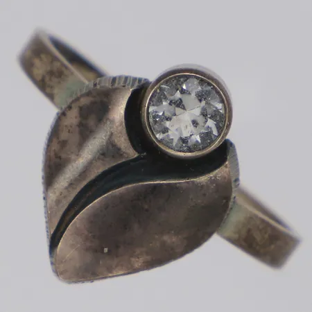 Ring med bergkristall Karl Laine Finnfeeling stl:18¾ något reglerbar, bredd 12mm, vindsilver 925/1000 Vikt: 2,7 g