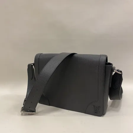 Väska Louis Vuitton Messenger Taiga Noir, M30807, mått 26x20x7cm, RFID-chip, axelrem, dustbag, kartong, påse, kvittokopia 2/12-2, bruksskick. Vikt: 0 g