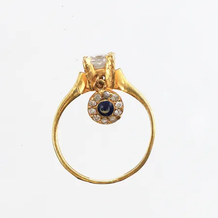 Ring med vita och blå sten, Stl:15½, bredd: 2,2-5,5mm, 21K Vikt: 3,1 g