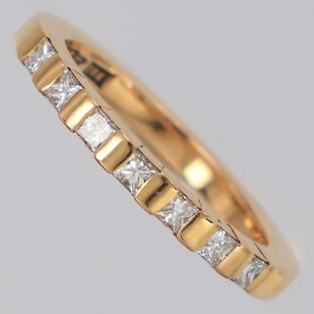 Ring med princesslipade diamanter 7 x ca 0,05ct, stl:17, bredd 2,5mm, 18K Vikt: 5,4 g