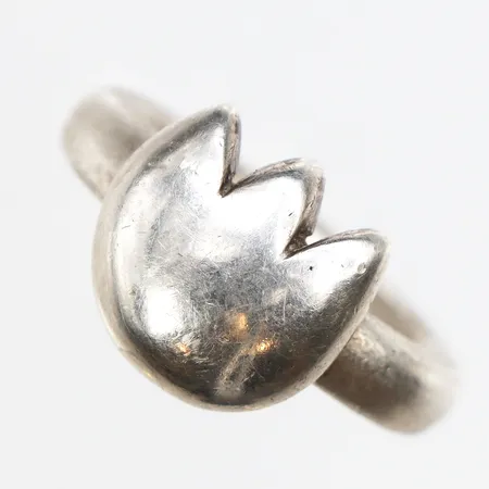 Ring Stl:17¼, bredd: 4,5-13,5mm, Annika Bertilsdotter Guldsmed, Stockholm år 1995, 925/1000 silver Vikt: 12,5 g