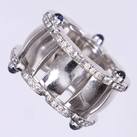 Ring Patek Philippe "Twenty-4" med diamanter ca 0,54ctv och cabochonslipade safirer stl:16½ bredd 13mm, vitguld, något naggad/repig, 18K Vikt: 19,7 g