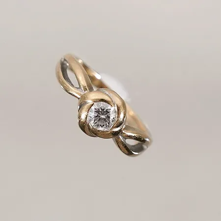 Ring med diamant ca 0,30ct W/Sl1 stl: 15¾ bredd: 1.9-7.5mm 18k 3,9g Vikt: 3,9 g