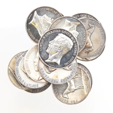 22st Medaljer, För Hästafvelns främjande, porträtt av Gustaf V graverad av Adolf Lindberg, Frånsidan med gravörsignatur L.A. till höger på basen, Ø43,5mm, 830/1000 silver Vikt: 825,7 g
